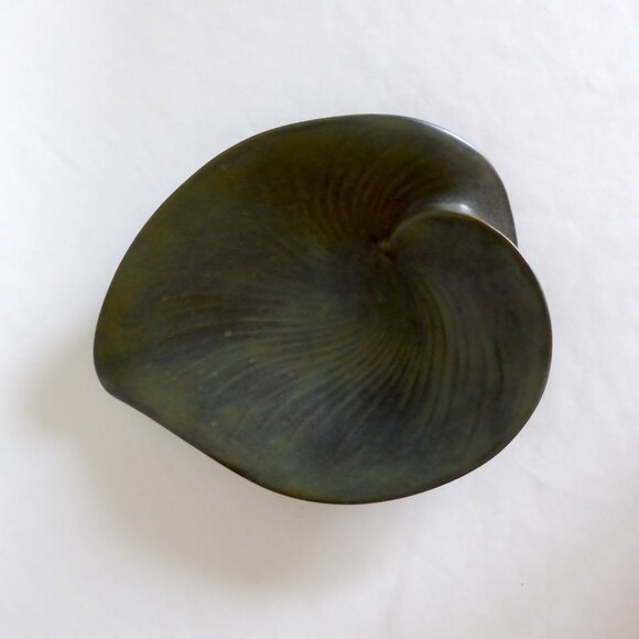 VINTAGE ART NOUVEAU HANDCRAFTED SCULPTED CERAMIC GREEN LEAF PLATE PLATTER - Picture 9 of 12